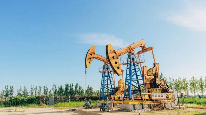 أسعار النفط تتراجع مع ترقب تطورات الصراع في الشرق الأوسط