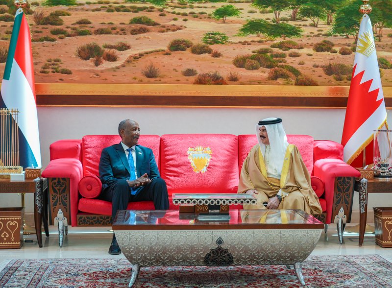 جلالة الملك المعظم في مقدمة مستقبلي رئيس مجلس السيادة الانتقالي بجمهورية السودان لدى وصوله إلى البلاد