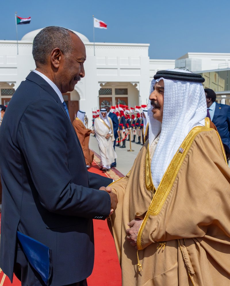 جلالة الملك المعظم في مقدمة مودعي رئيس مجلس السيادة الانتقالي بجمهورية السودان لدى مغادرته البلاد