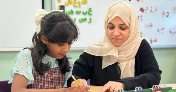 شيخة تتجاوز صعوبات التعلّم والنطق بدعم الاختصاصية وفاء