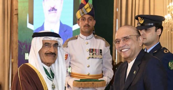 فخامة رئيس جمهورية باكستان الإسلامية يمنح سفير مملكة البحرين في إسلام آباد وسام 