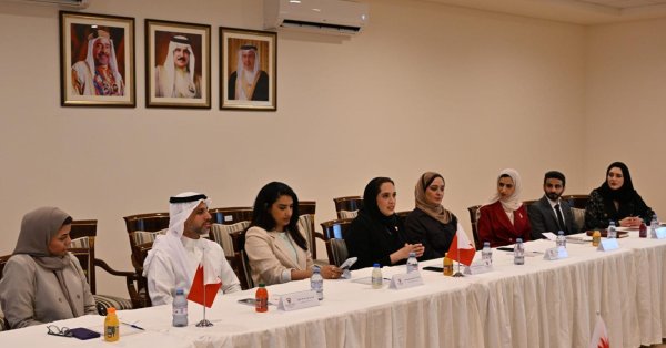 وزيرة الإسكان والتخطيط العمراني تلتقي منتسبي الدفعة الحادية عشرة من برنامج رئيس مجلس الوزراء لتنمية الكوادر الحكومية