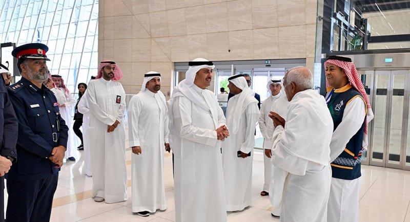 وزير العدل والشؤون الإسلامية والأوقاف يودع أولى أفواج الحجاج بمطار البحرين الدولي