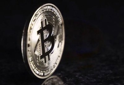 بيتكوين تهبط دون 77 ألف دولار بضغط من انخفاض شهية المستثمرين