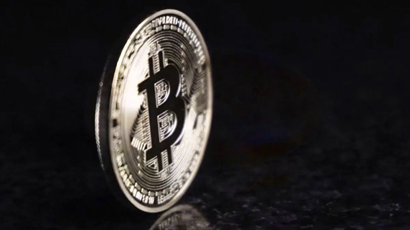 بيتكوين تهبط دون 77 ألف دولار بضغط من انخفاض شهية المستثمرين