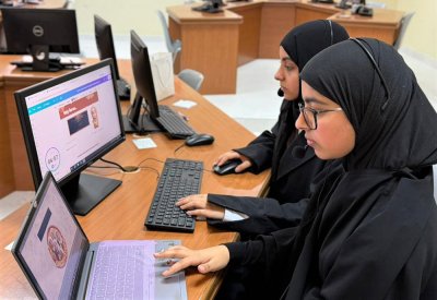 مريم وعلياء تتألقان بتقديم برنامج إذاعة اللغة الإنجليزية بمدرسة الدراز