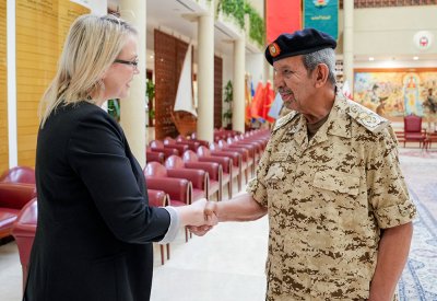 القائد العام لقوة دفاع البحرين يستقبل سفيرة الولايات المتحدة