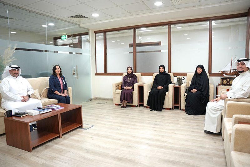 الرئيس التنفيذي للمستشفيات الحكومية تستقبل وفدًا من جمعية الصم البحرينية