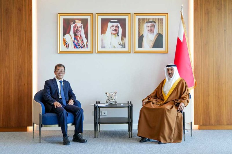 وزير المواصلات يؤكد حرص البحرين على توطيد علاقات التعاون مع الصين