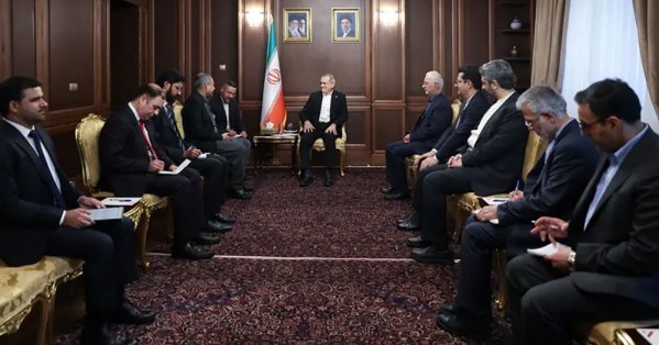قائد الجيش الباكستاني يزور طهران.. وتفاؤل بحدوث انفراجة
