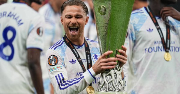 كاش لاعب أستون فيلا يصف مدربه إيمري بـ«ملك الدوري الأوروبي»
