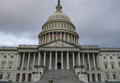 الجمهوريون يأجلون تصويتا على مشروع قرار بشأن الحرب مع إيران