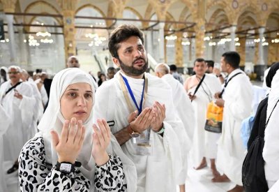 بالدموع والدعاء.. مشاعر الحجاج تتجلى عند أول رؤية للكعبة المشرفة