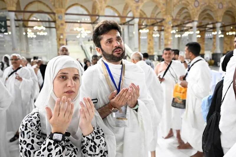 بالدموع والدعاء.. مشاعر الحجاج تتجلى عند أول رؤية للكعبة المشرفة