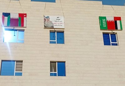 لماذا وضعتُ صورة الملك المعظم وأعلام الخليج على منزلي؟
