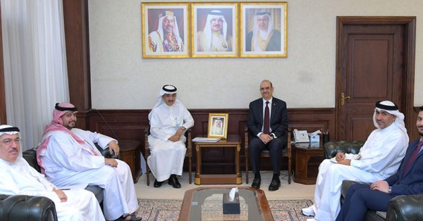 وزير العمل ووزير الشؤون القانونية يستقبل رئيس جامعة الخليج العربي