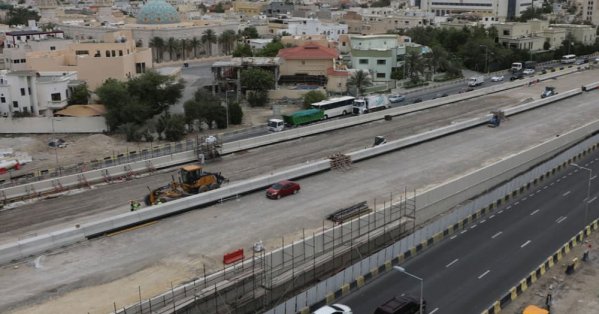 وزير الأشغال يطلع على مستجدات العمل بمشروع جسر تقاطع مدينة عيسى الشمالي