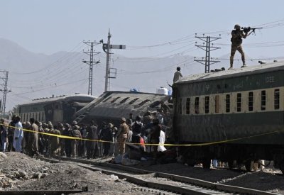 عشرات القتلى والجرحى في تفجير قطار يقل عسكريين بباكستان