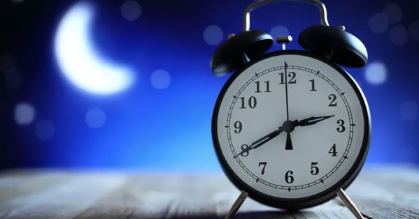 وداعًا للهواتف بجانب السرير.. لماذا تعود المنبهات التقليدية إلى غرف النوم؟
