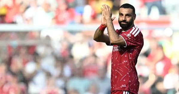 تمالك دموعه.. وداعية صلاح تهز 