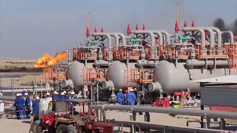 العراق يتفاوض مع الشركات الأجنبية لاستئناف العمل في حقول النفط