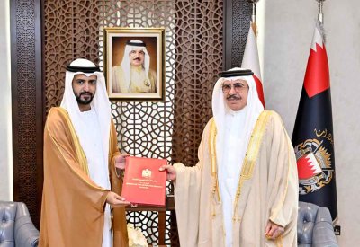 وزير الداخلية يتسلم رسالة خطية من سمو نائب رئيس الوزراء ووزير الداخلية بدولة الإمارات الشقيقة