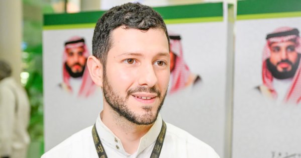 صوت الأذان عبر التلفاز يقود حاجا إيطاليا إلى الإسلام