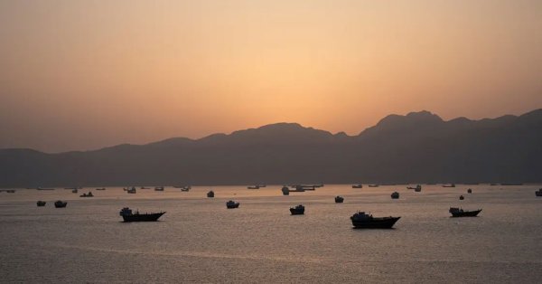 ناقلات نفط وغاز تغادر مضيق هرمز إلى باكستان والصين