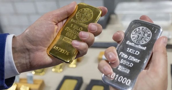 الذهب يصعد مع تراجع الدولار وآمال التهدئة بين أميركا وإيران