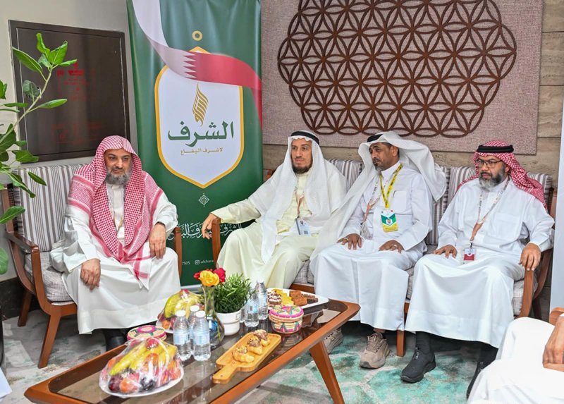 رئيس بعثة مملكة البحرين للحج يزور عددًا من الحملات البحرينية في مكة المكرمة