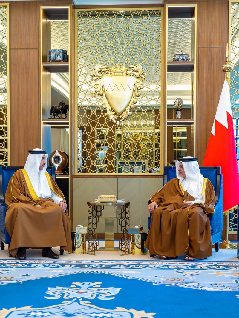 سمو ولي العهد رئيس الوزراء يتسلم شهادة غينيس لتصدر البحرين عالميًا في كثافة دور العبادة لمختلف الأديان
