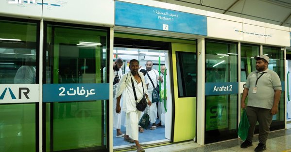 حجاج بيت الله الحرام يتوافدون إلى صعيد عرفات الطاهر لأداء الركن الأعظم