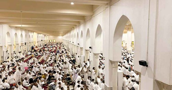 حجاج بيت الله الحرام يتوافدون إلى مسجد نمرة لأداء صلاتي الظهر والعصر
