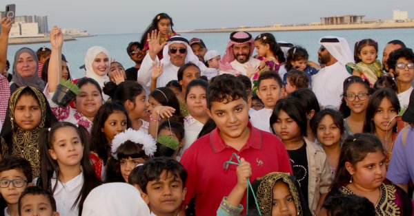 محافظة المحرق تنظم مهرجان "الحية بية" وسط حضور جماهيري واسع يعكس التمسك بالموروث الشعبي والهوية الوطنية 