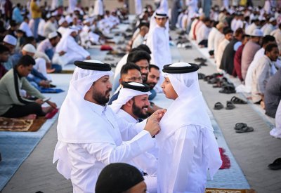 توافد عدد كبير من المواطنين والمقيمين على مصليات العيد
