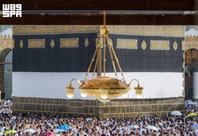 حجاج بيت الله الحرام يؤدون طواف الإفاضة
