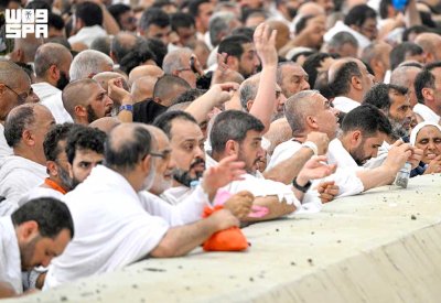 الحجاج يرمون جمرة العقبة الكبرى