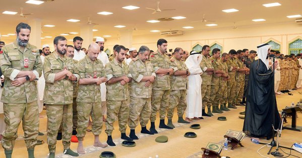 قادة الوحدات وضباط وأفراد الحرس الوطني يؤدون صلاة العيد في جامع معسكر الصخير 