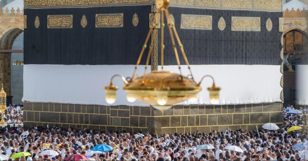حجاج بيت الله الحرام يؤدون طواف الإفاضة في أجواء إيمانية وخدمات متكاملة