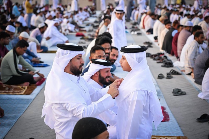 توافد عدد كبير من المواطنين والمقيمين على مصليات العيد