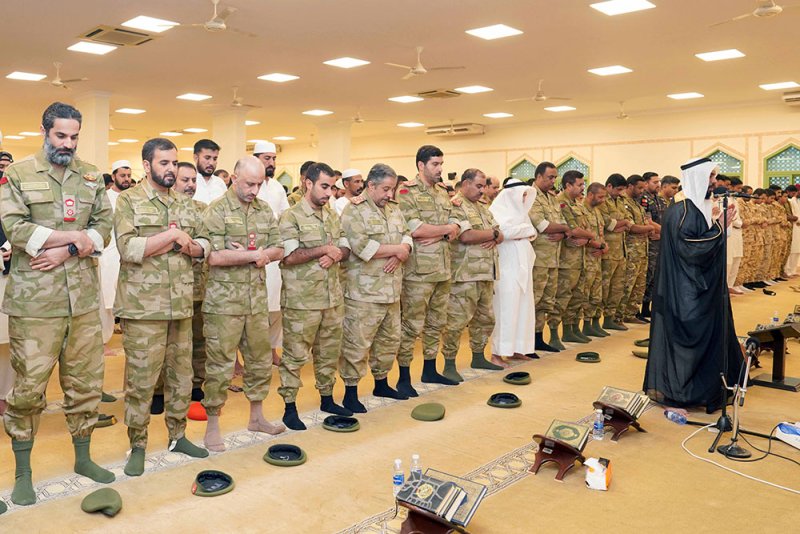 منتسبو الحرس الوطني يؤدون صلاة العيد في جامع معسكر الصخير