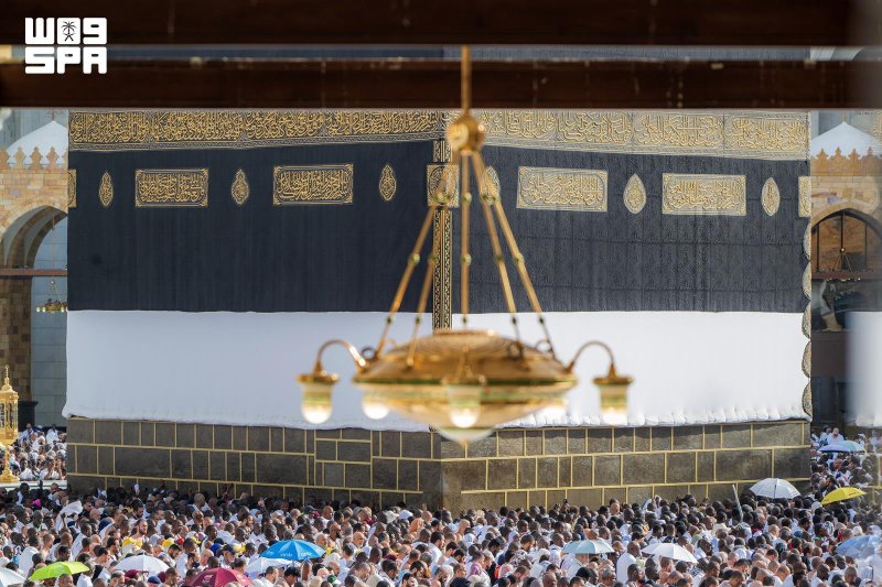 حجاج بيت الله الحرام يؤدون طواف الإفاضة