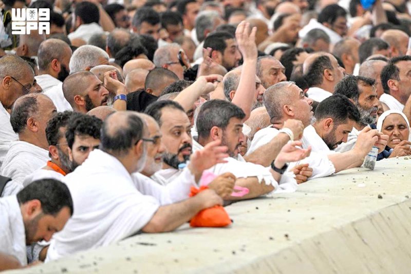 الحجاج يرمون جمرة العقبة الكبرى