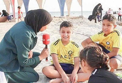 البحر والرمال... ملاذ الأطفال من عناء الامتحانات