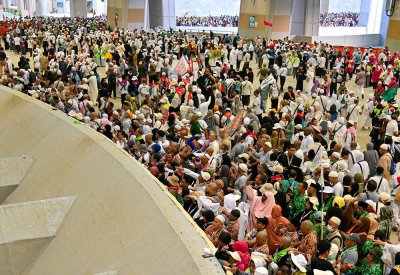 حجاج بيت الله الحرام يرمون الجمرات الثلاث في أول أيام التشريق