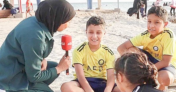 البحر والرمال... ملاذ الأطفال من عناء الامتحانات