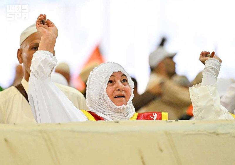 الحجاج المتعجلون يغادرون منى