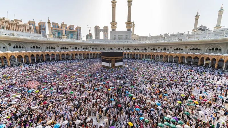 الحجاج المتعجلون يبدأون طواف الوداع في المسجد الحرام