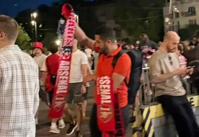 تركي يكسب آلاف اليوروهات من جماهير أرسنال وباريس