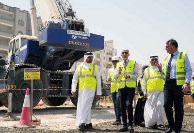 وزير الأشغال يتفقد سير العمل في مشروع إنشاء شبكة الصرف الصحي بمجمعي 1016 بمنطقة اللوزي و1203 بمدينة حمد